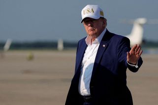 Trump podepsal omezení doporučených dětských očkování - Novinky
